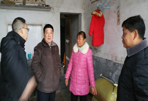 荆州农业科学院副院长程遥同志到村看望结对帮扶的贫困户